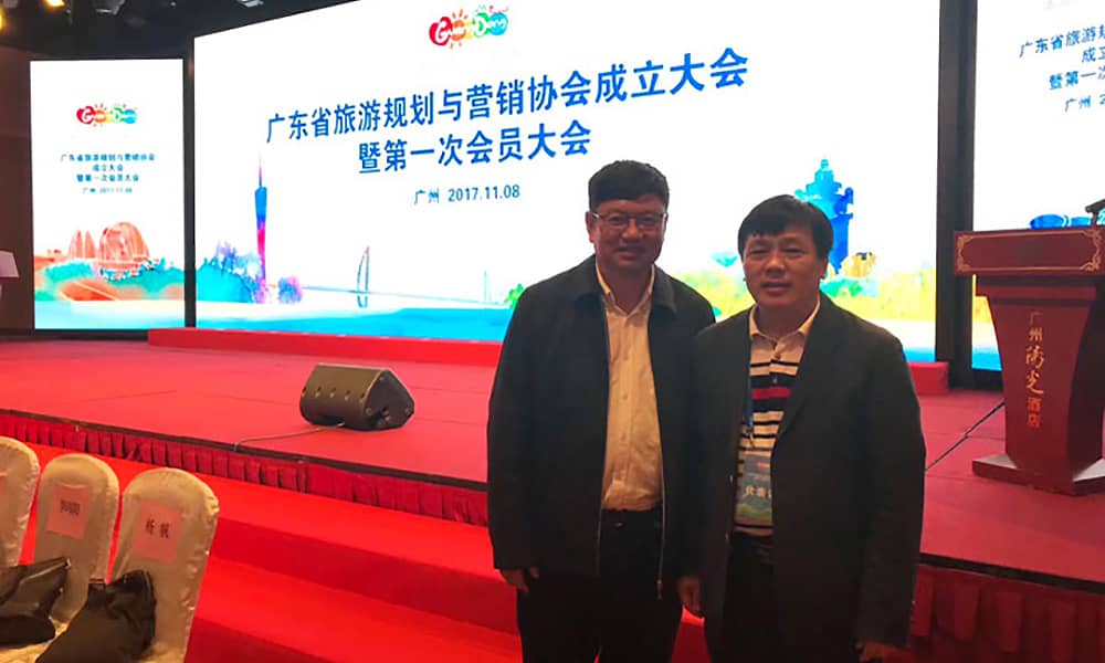 廣東省旅游規(guī)劃與營(yíng)銷協(xié)會(huì)會(huì)長(zhǎng)保繼剛（左）與海森文旅總裁王峰（右）合影