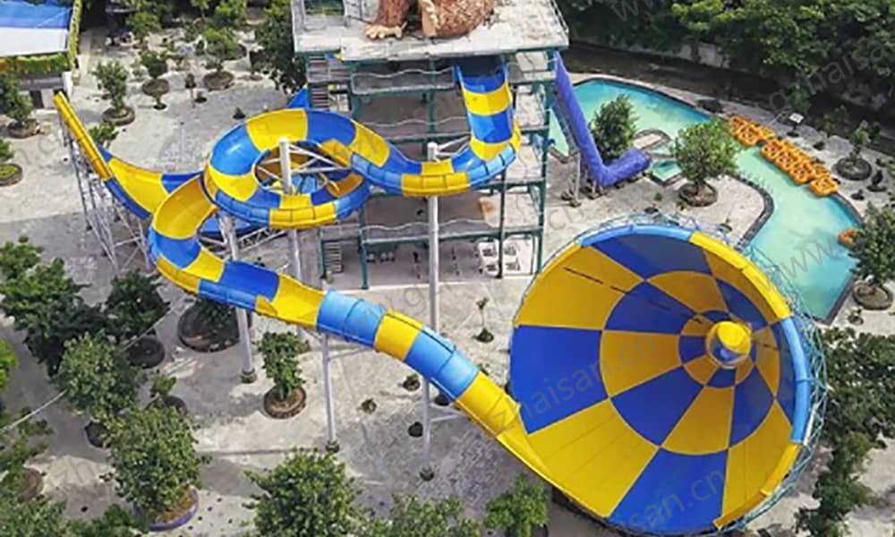 印尼AtlantislandSurabaya水上樂園大喇叭滑道