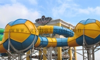 在建造水上樂園時應如何考慮周圍環境？